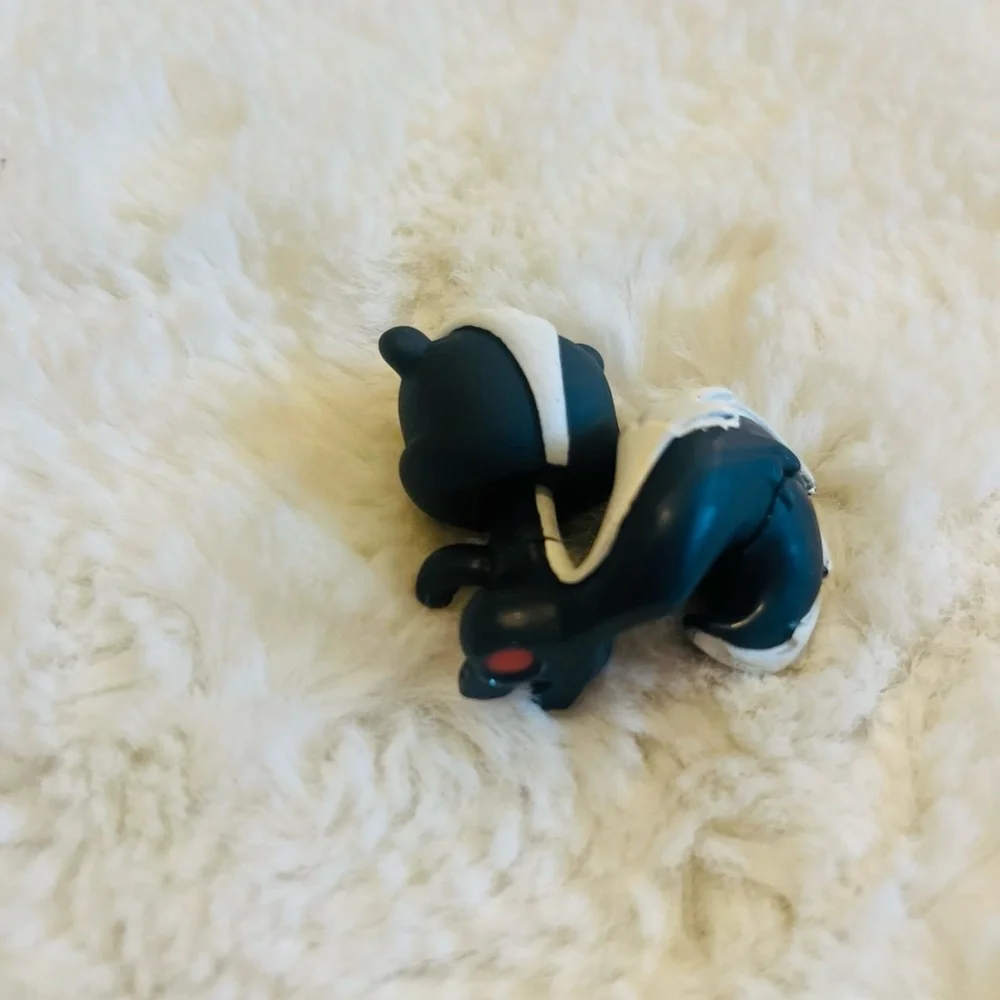 Littlest Pet Shop Dark Grey White Skunk With Green Eyes #253 - Picture 3 of 4